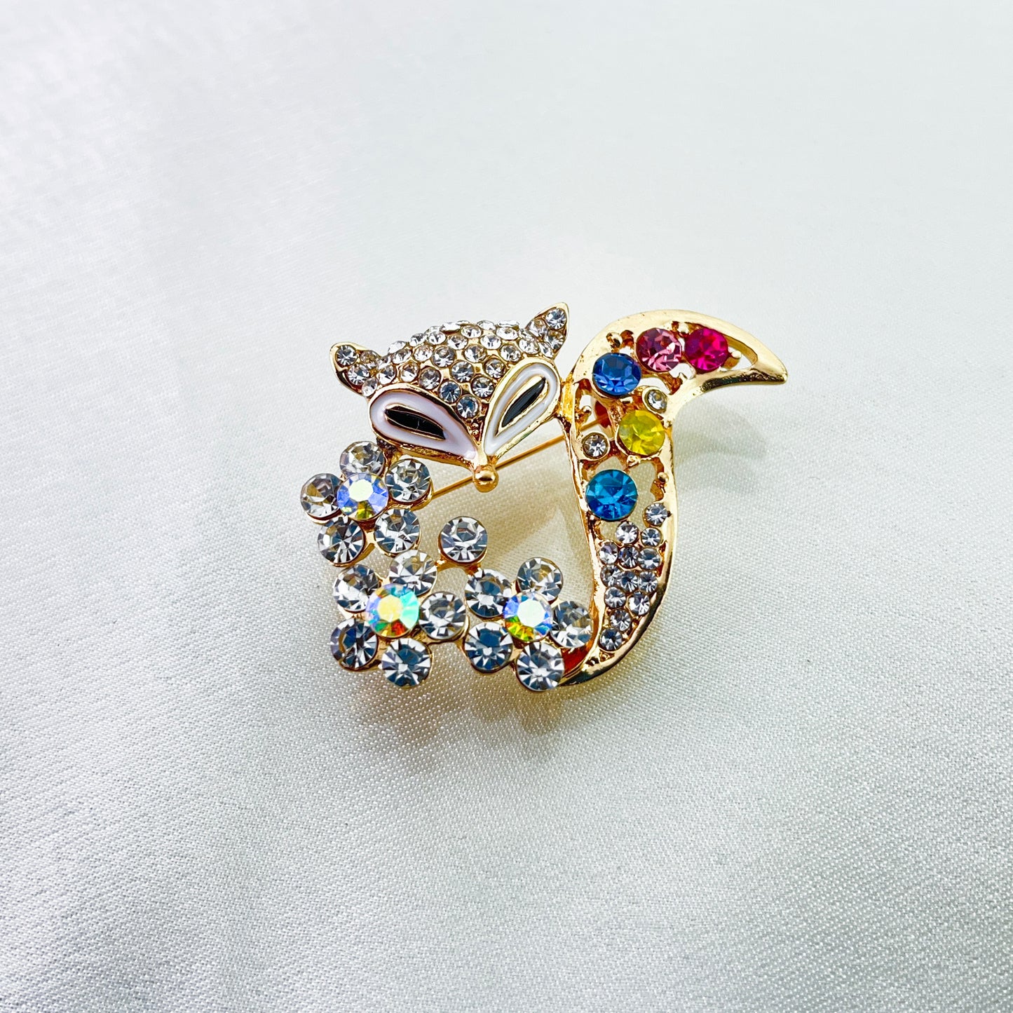 14k Gold-Plated brooch in the shape of kitty with colorful stones and crystals - beautiquepoint.com