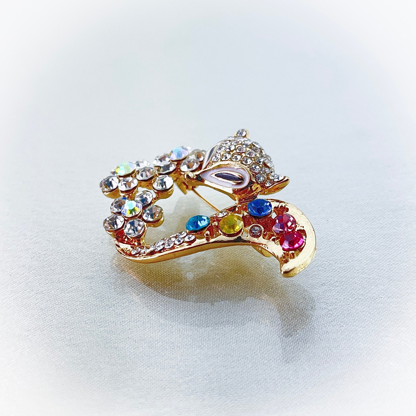 14k Gold-Plated brooch in the shape of kitty with colorful stones and crystals - beautiquepoint.com