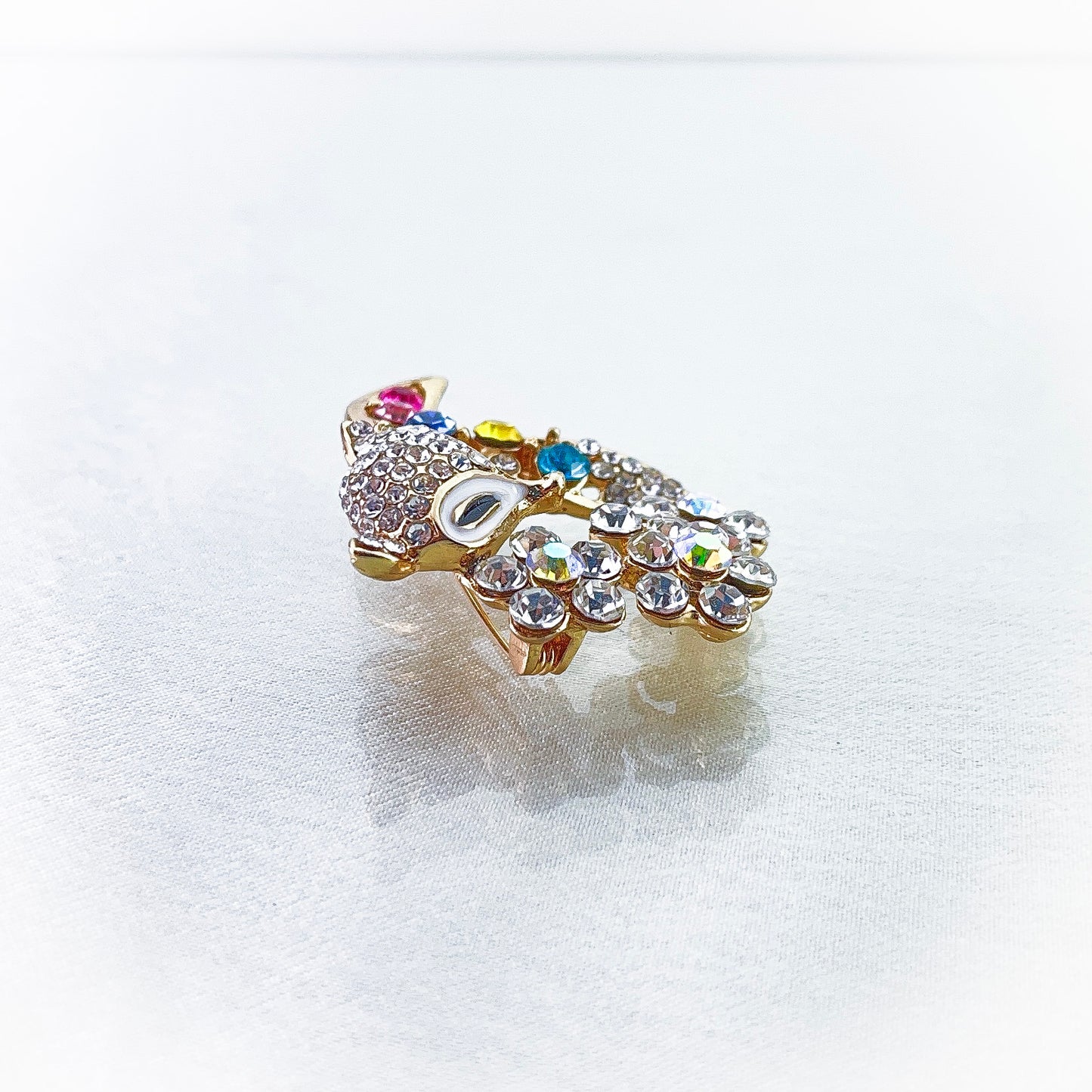 14k Gold-Plated brooch in the shape of kitty with colorful stones and crystals - beautiquepoint.com