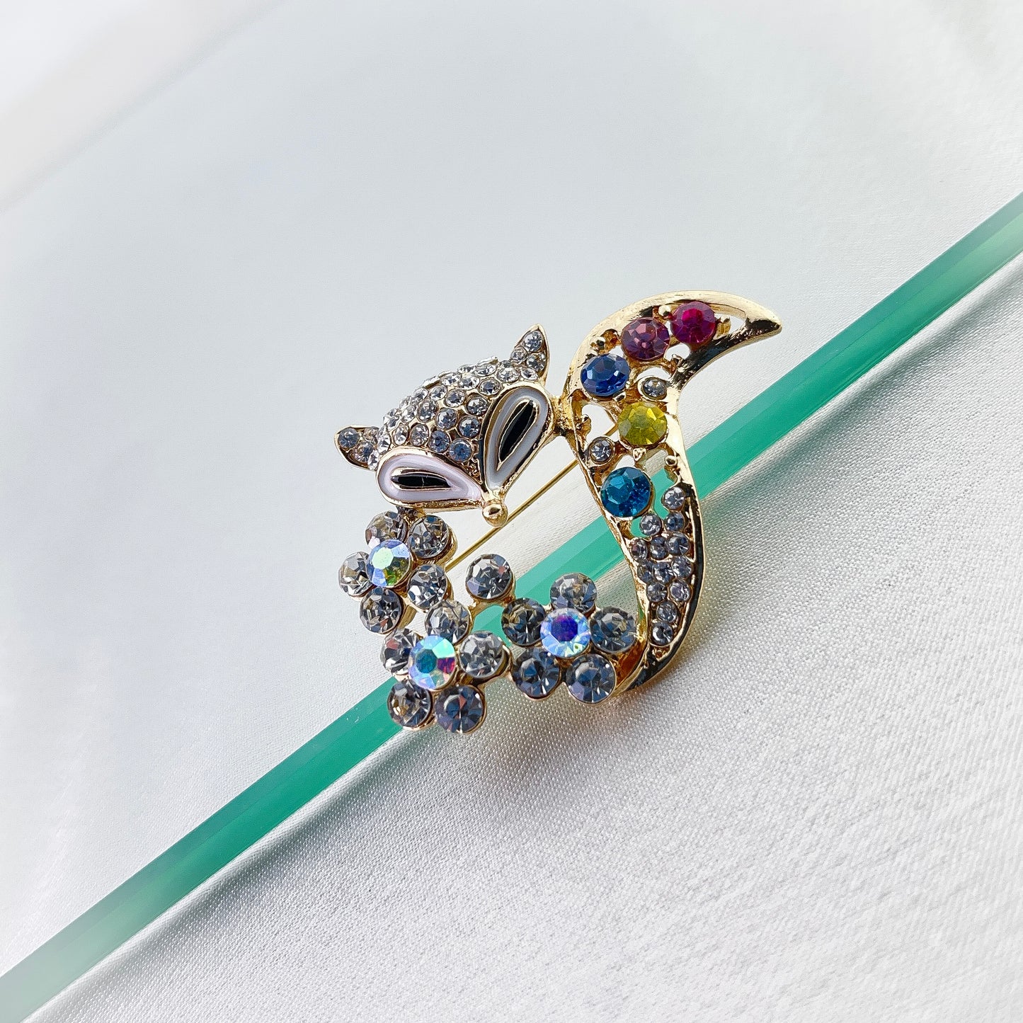 14k Gold-Plated brooch in the shape of kitty with colorful stones and crystals - beautiquepoint.com