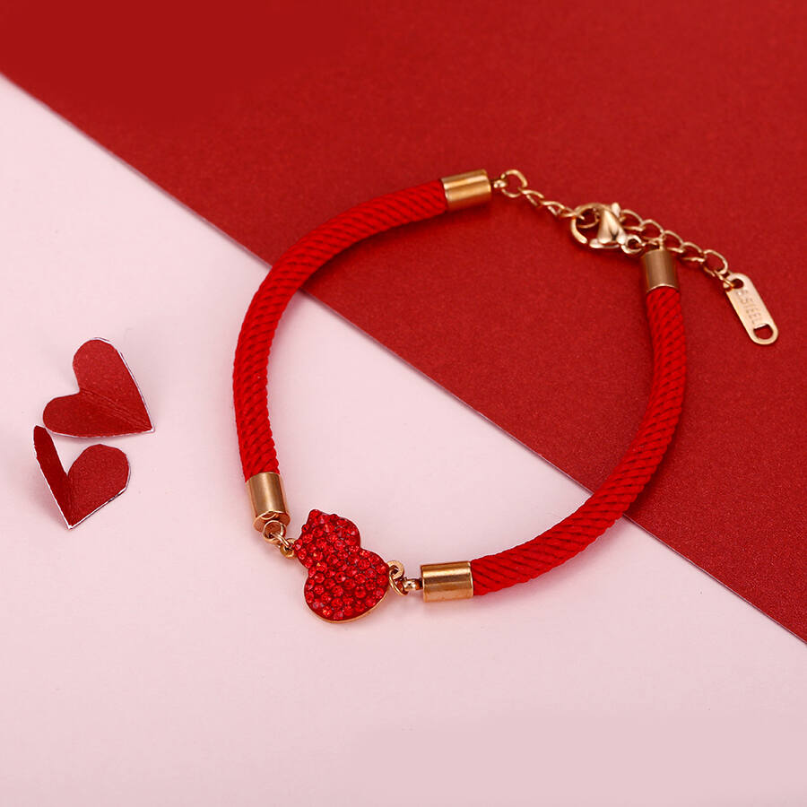 Rotes String-Armband mit Katzensymbol